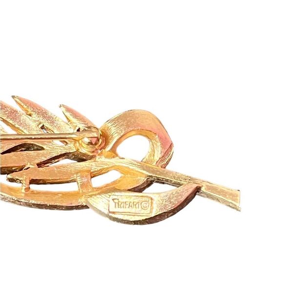 Crown Trifari Gold Tone Leaf Brooch - Picture 3 of 3